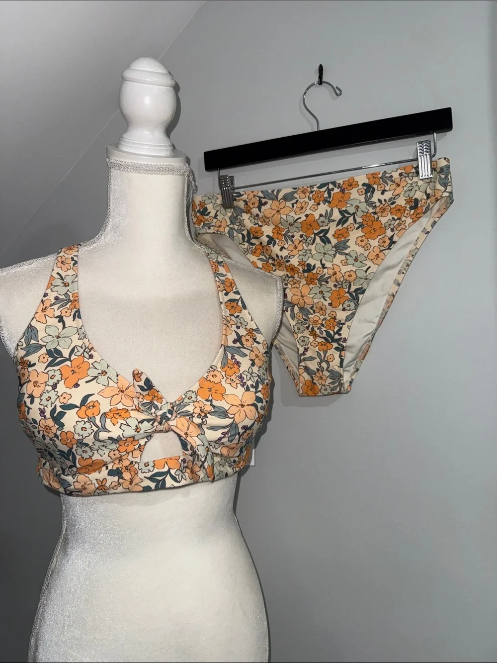 Cupshe Peach Floral Knot-Front Bikini Set in Peach and Cream